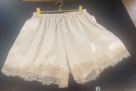 Leichte Shorts mit Seide