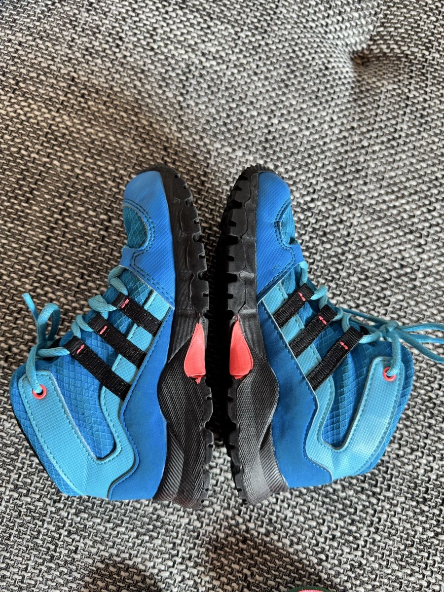 Adidas Scarpe per ragazzi: Adidas Terrex Trekkingschuhe Kinder Grösse 27 blau – Usato da Gommiswald venduto da Aloha.Spirit 7