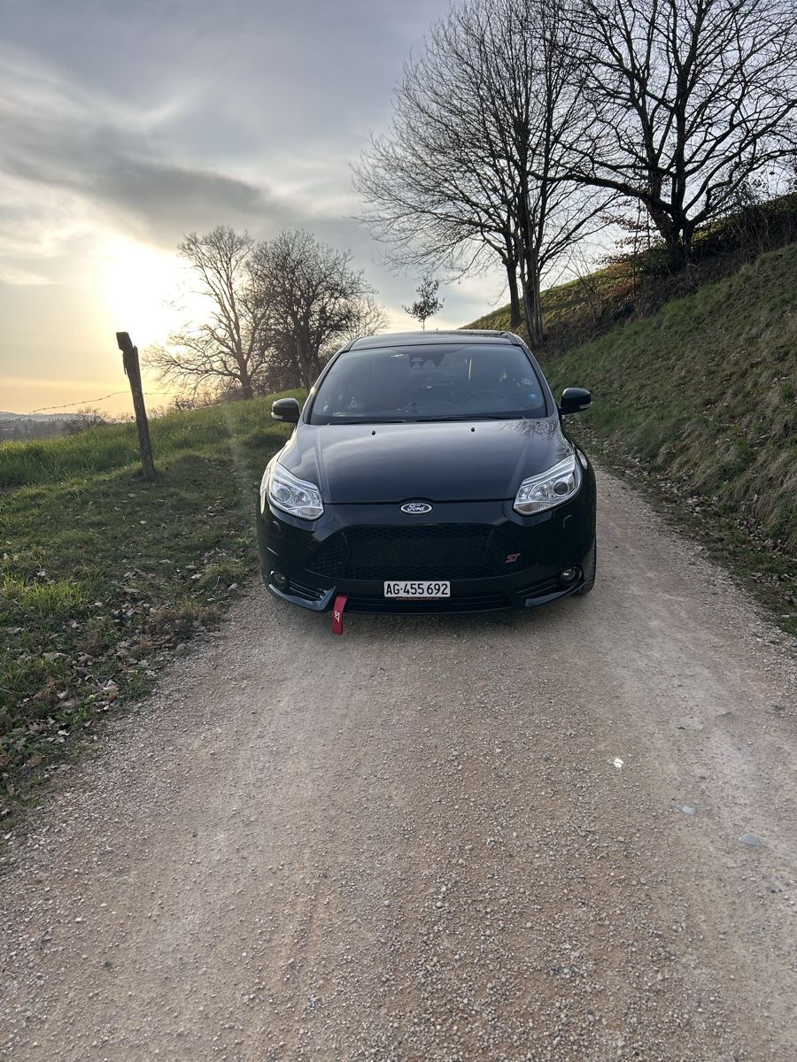 Ford Automobili: Ford Focus ST 2.0 MK3 – Usato da Rupperswil venduto da UnseenUser 1