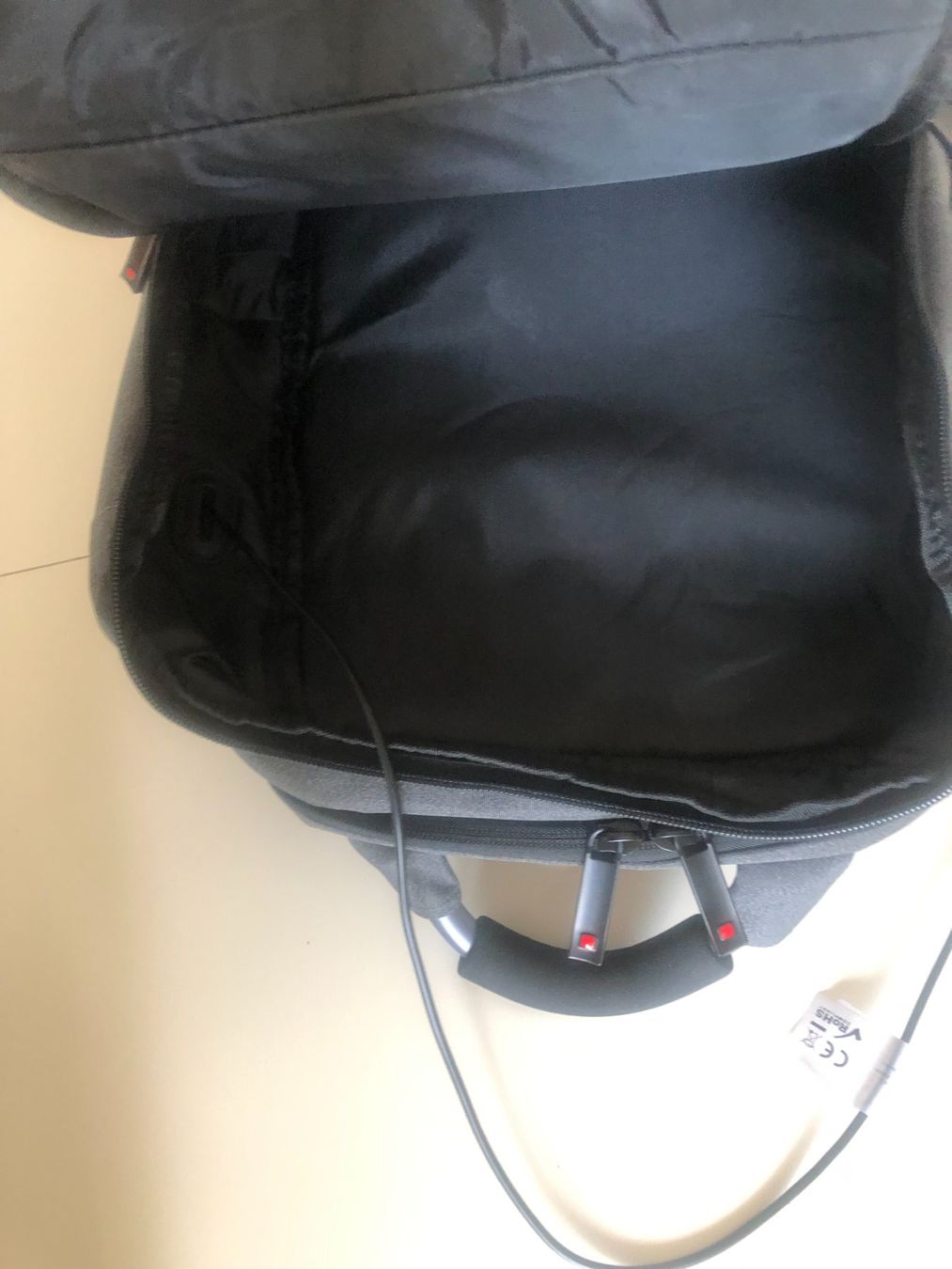 Zaini: Rucksack für Laptop mit Ladekabel – Nuovo (secondo la descrizione) da Bassersdorf venduto da sammelfloh 3