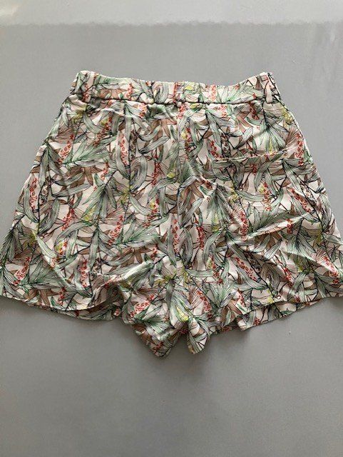 H&M Hosen: Short imprimé fleuri Taille M – Gebraucht aus Marin-Epagnier von rchouchouu
