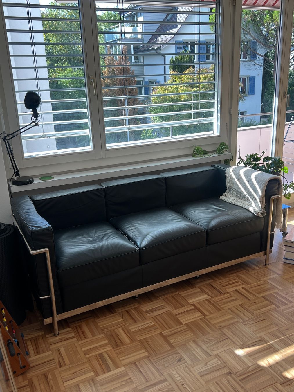 Sofas: Le Corbusier LC2 3er Sofa – Replika – Gebraucht aus Thalwil von 201_5fk8 1