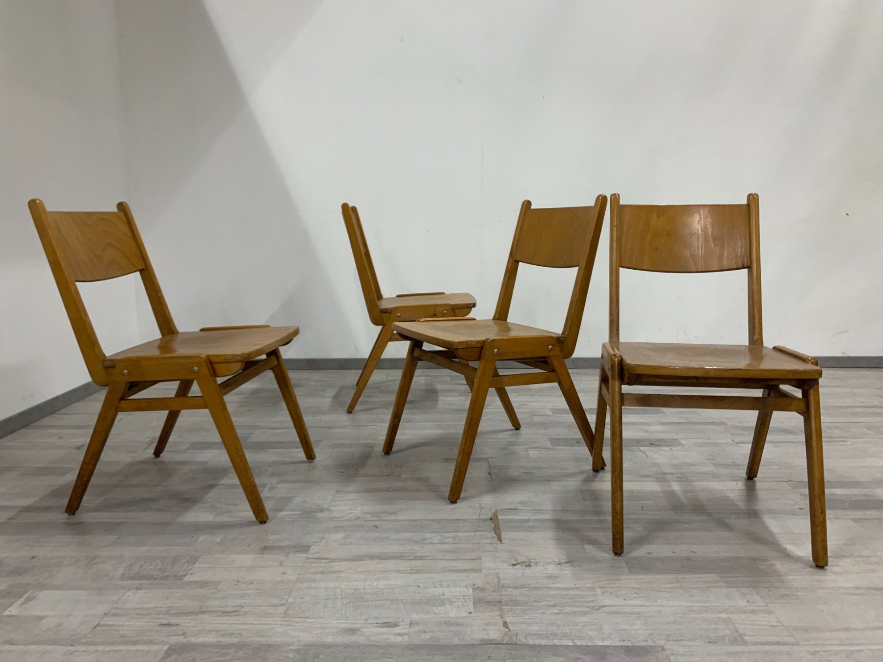 Sedie: Vintage Stapelstühle aus Holz – Usato da Zürich venduto da ZuercherBrockenhaus