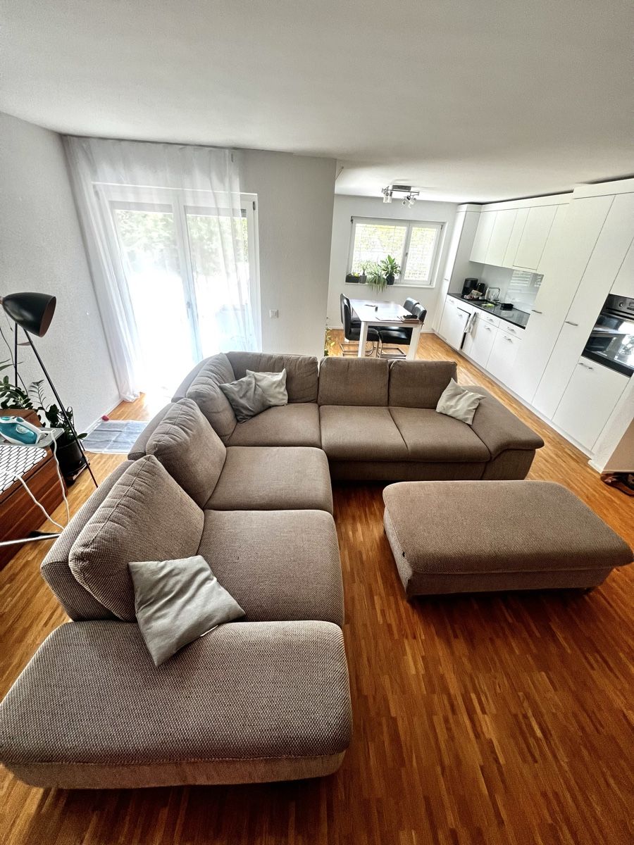 Sofas: Grosses Ecksofa mit Hocker  Flachgewebe   guter Zustand – D'occasion à Glattbrugg par mal_fm9t 2