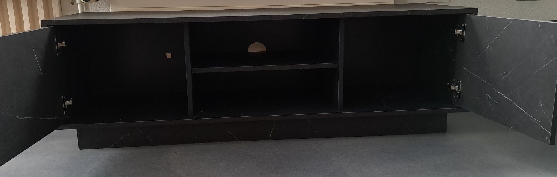 Mobili TV: Schwarzes Sideboard mit leichtem Marmormuster 144cm x 48cm – Usato da Wabern venduto da inf_wf8d 2