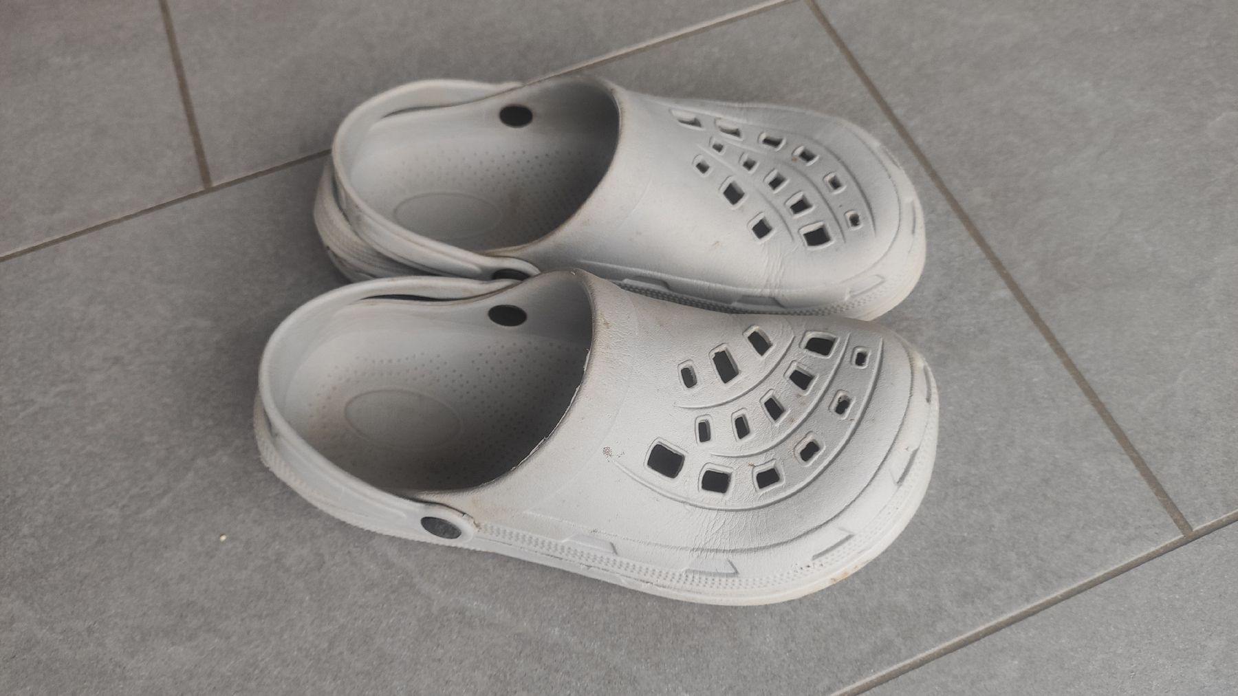 Scarpe da uomo: Graue Crocsimitate Gr 34/35 – Usato da Riehen venduto da India13
