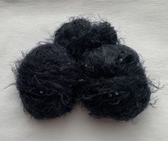 ca. 55g schwarze Wolle mit Pailletten