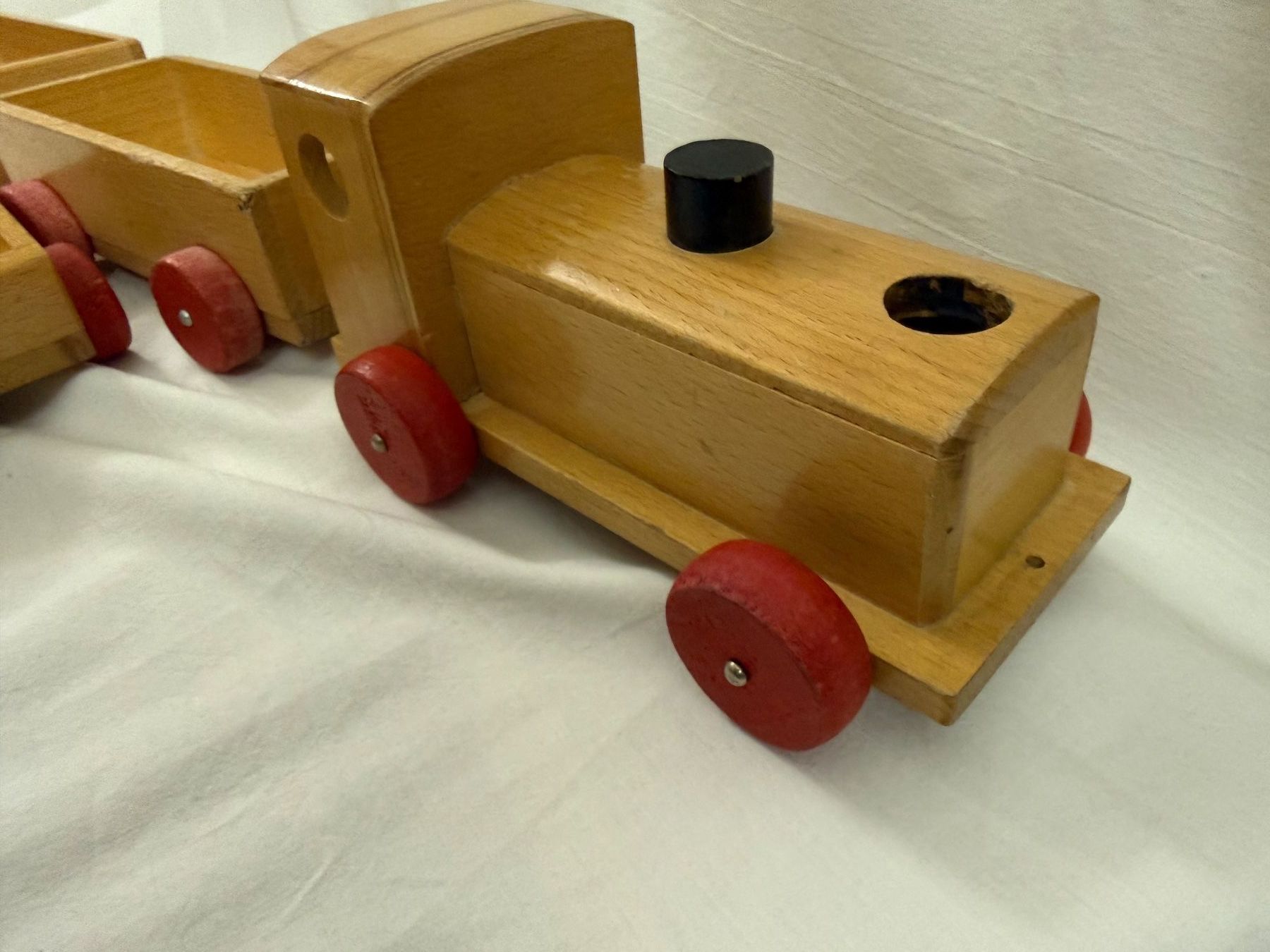 Giocattoli: Holz-Eisenbahn mit roten Rädern – Usato da Bern venduto da rewe45 3