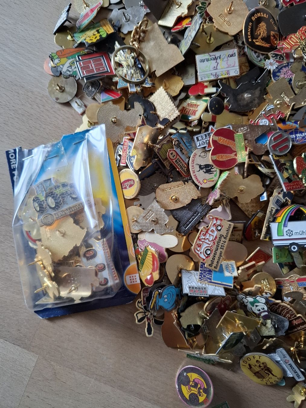 Giocattoli: Grosse Sammlung Pins, Anstecknadeln – Usato da Bleiken b. Oberdiessbach venduto da Trinneli 4