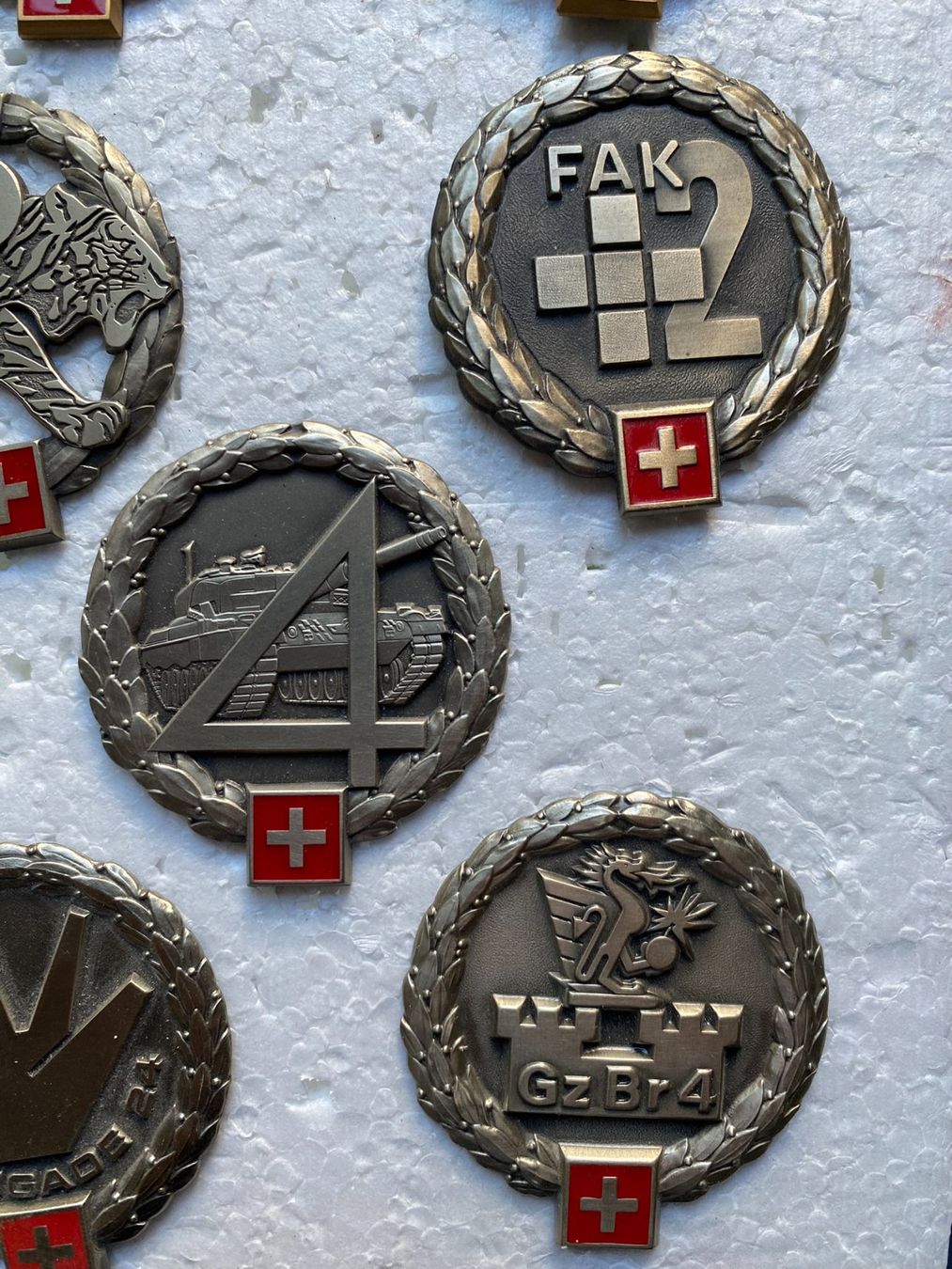 Schweizer Armee Placchette & Badge: 7 verschiedene Beret Embleme - Schweizer Armee – Usato da Zürich venduto da jesulin05 3