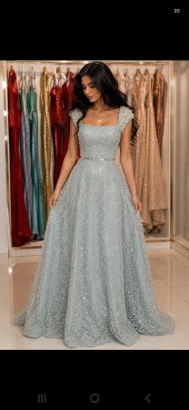Abendkleid mit Perlen und Steinen Grösse S neu