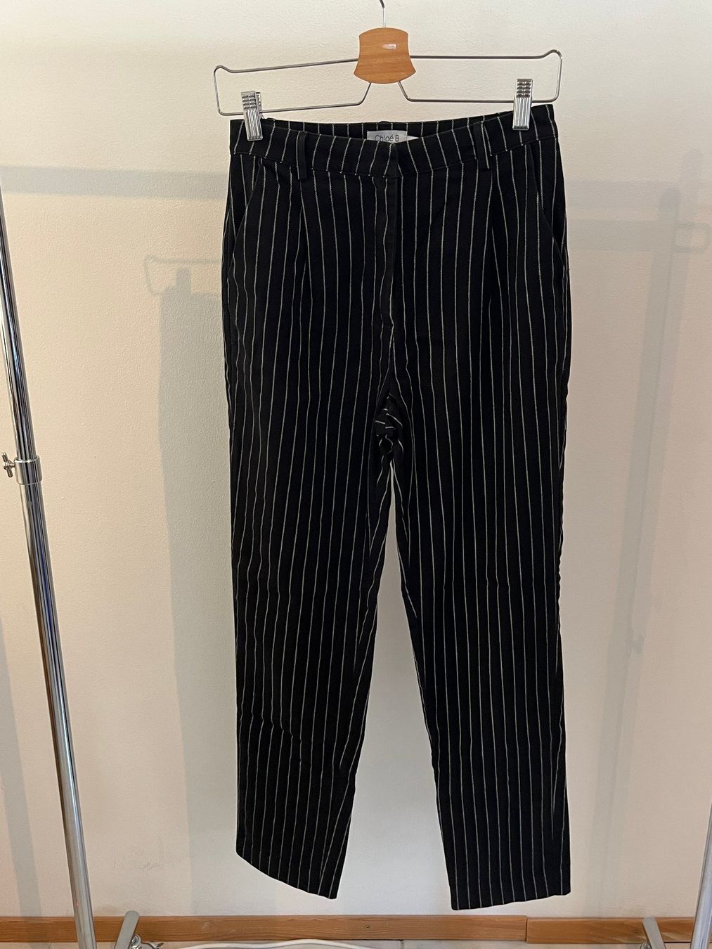Na-kd Pantaloni: Pantalon rayé bleu-marine, NA-KD – Usato da Savagnier venduto da taianab