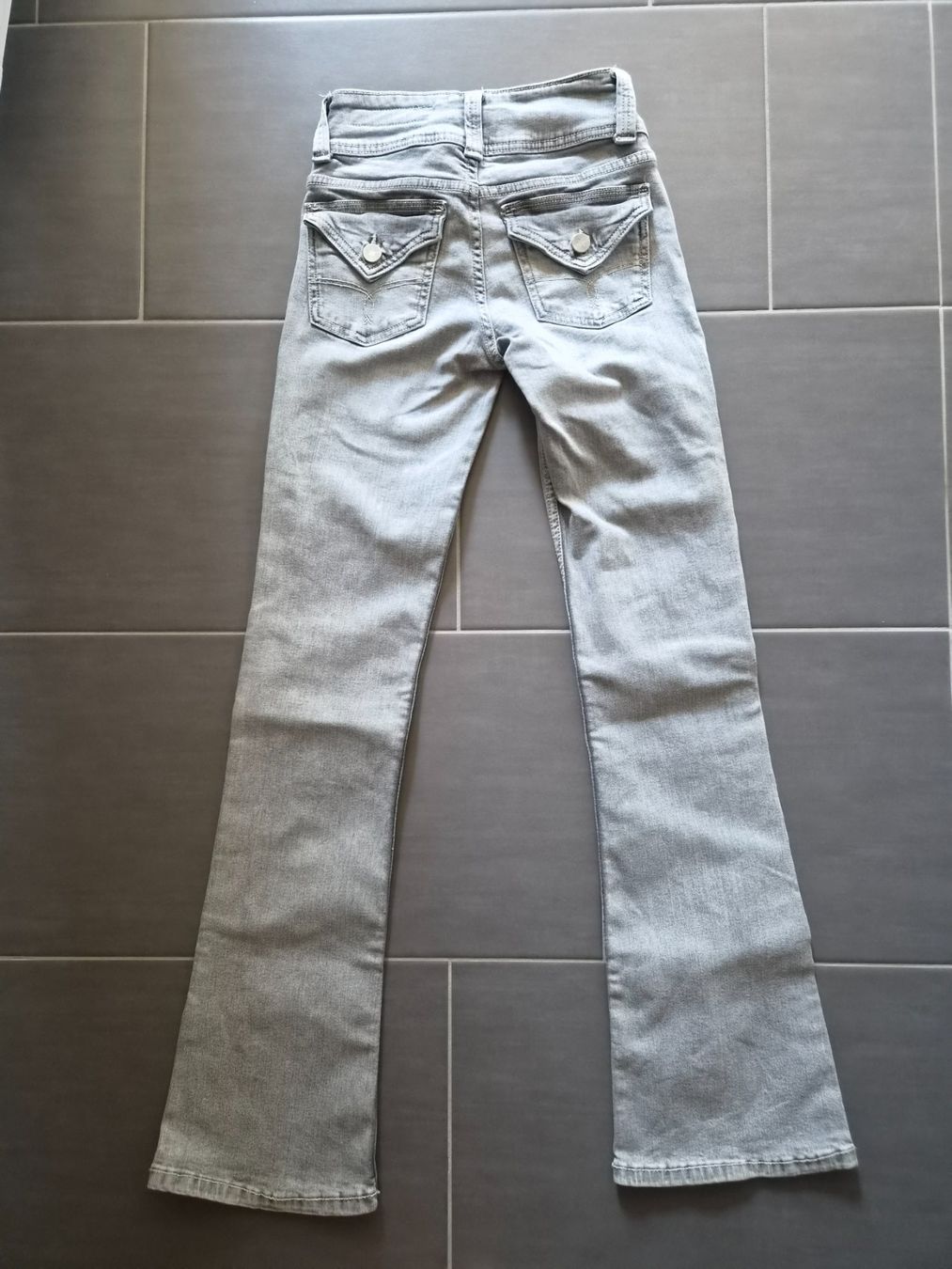 Bershka Jeans: Bershka Flared Jeans Grösse 32 – Gebraucht aus Bülach von onkyo 1
