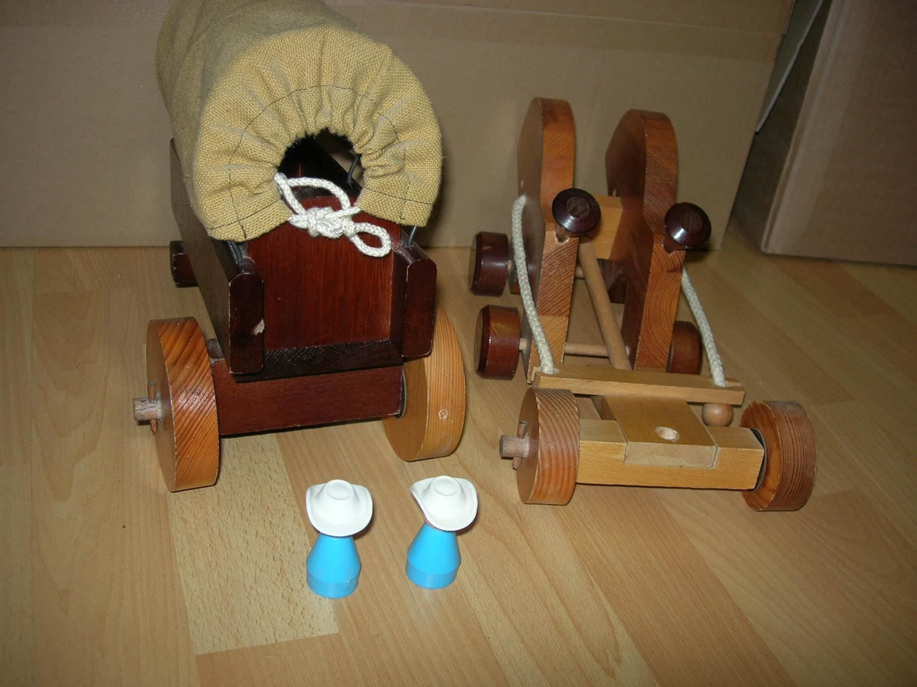 Spielzeuge: Holzpferde mit Planwagen, – Gebraucht aus Hornussen von Corvette- 6