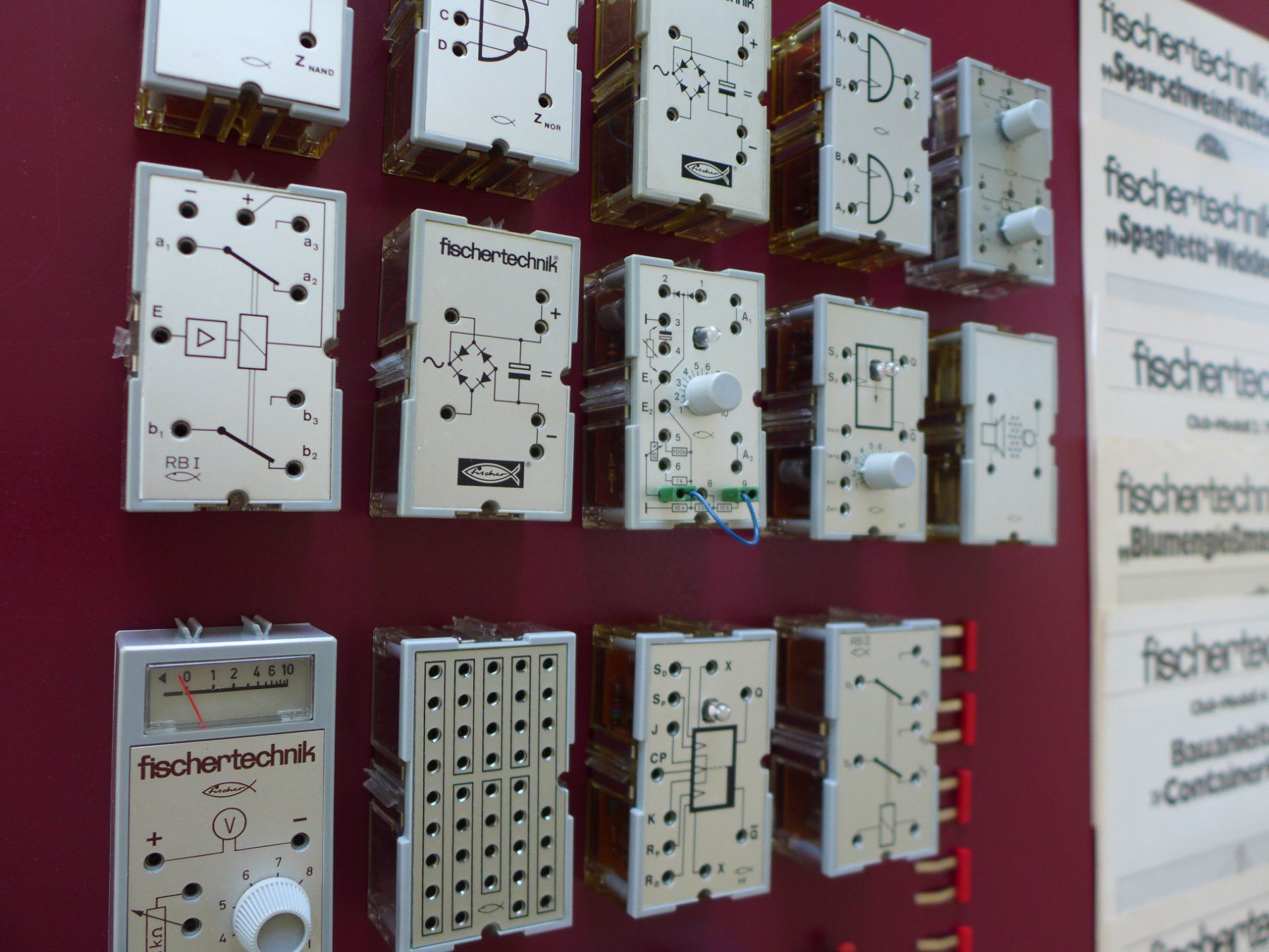 Componenti elettronici: Fischer Technik Vintage Elektronik Silberlinge – Usato da Rapperswil SG venduto da Vespinone 1