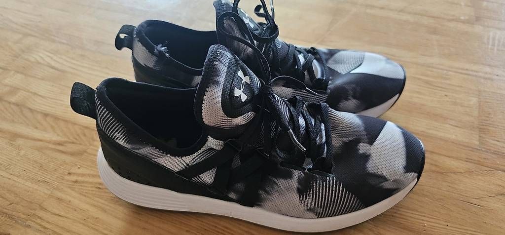 Under Armour Chaussures hommes: Under Armour Schuhe, Grösse 40.5 – D'occasion à Eriswil par mar_8hwh