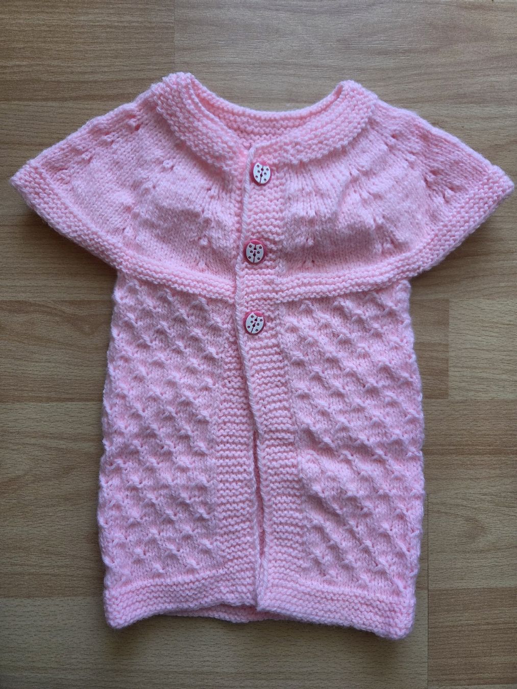 Altro abbigliamento: Gestrickte Weste Rosa Grösse ca. ab 3 Monate  – Nuovo e nell'imballaggio originale da Bazenheid venduto da Mermaid07