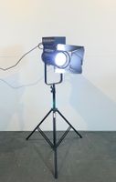 011 CINELIGHT Fresnel 200 LED Studiolampe mit Stativ