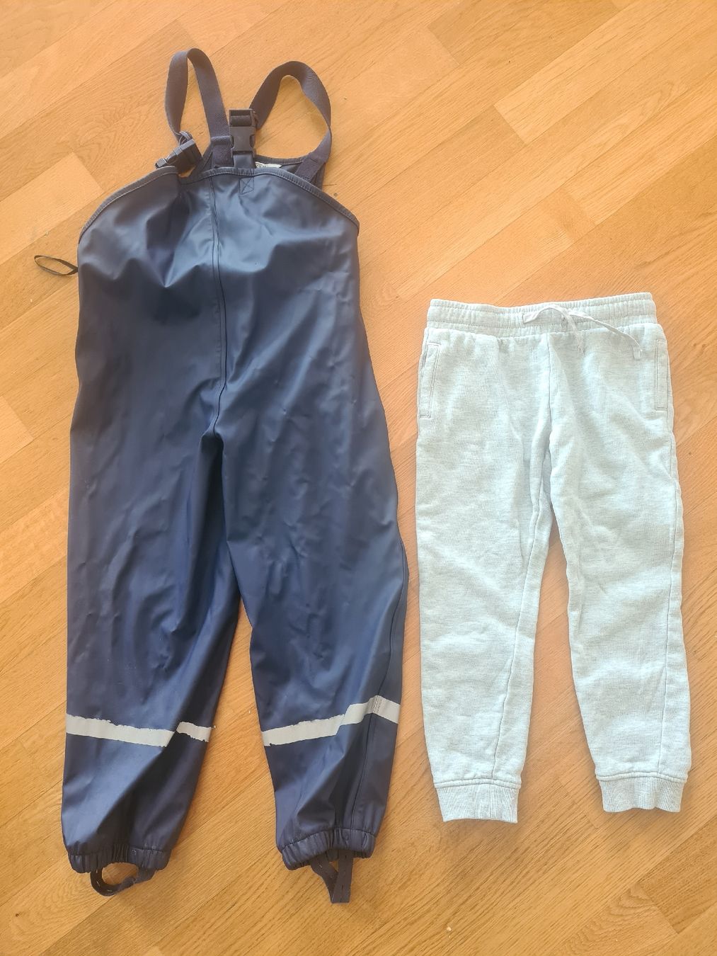 Pantaloni: Regenhose und Jogginghose Gr 116 – Usato da Zumikon venduto da daryona