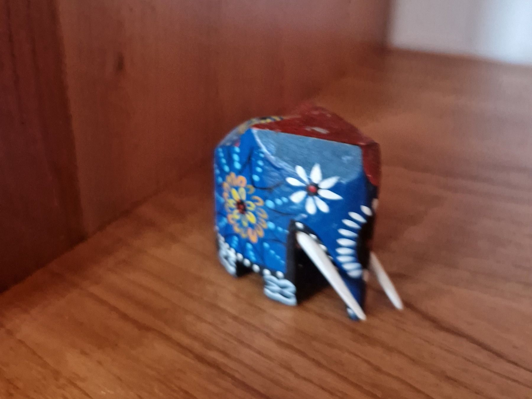 Statuette: Deko Elefant bunt bemaltes Holz – Usato da Rüti ZH venduto da Gigelisuppe 2