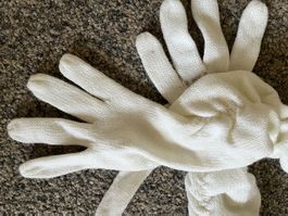 Warme, weisse Strickhandschuhe, lange geraffte Stulpen