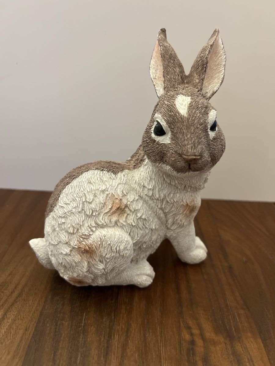 Figuren: Dekofigur Hase sitzend braun weiss  – Neu (gemäss Beschreibung) aus Altdorf UR von JanAil