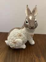 Dekofigur Hase sitzend braun weiss 