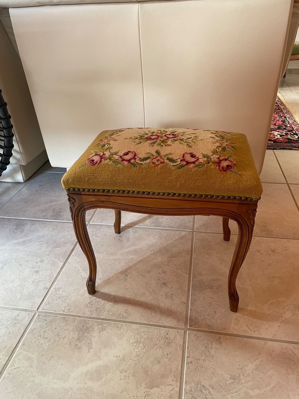 Sgabelli: Antiker Hocker mit Gobelin Bezug – Usato da Luterbach venduto da vac_yv8x