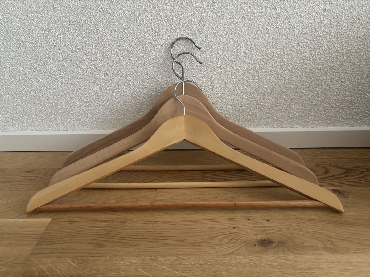 Kleiderbügel: 3 Holz-Kleiderbügel – Neu (gemäss Beschreibung) aus Zug von volpo6300