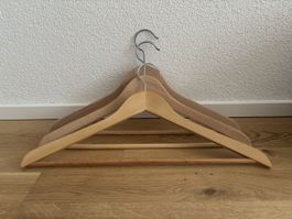 3 Holz-Kleiderbügel
