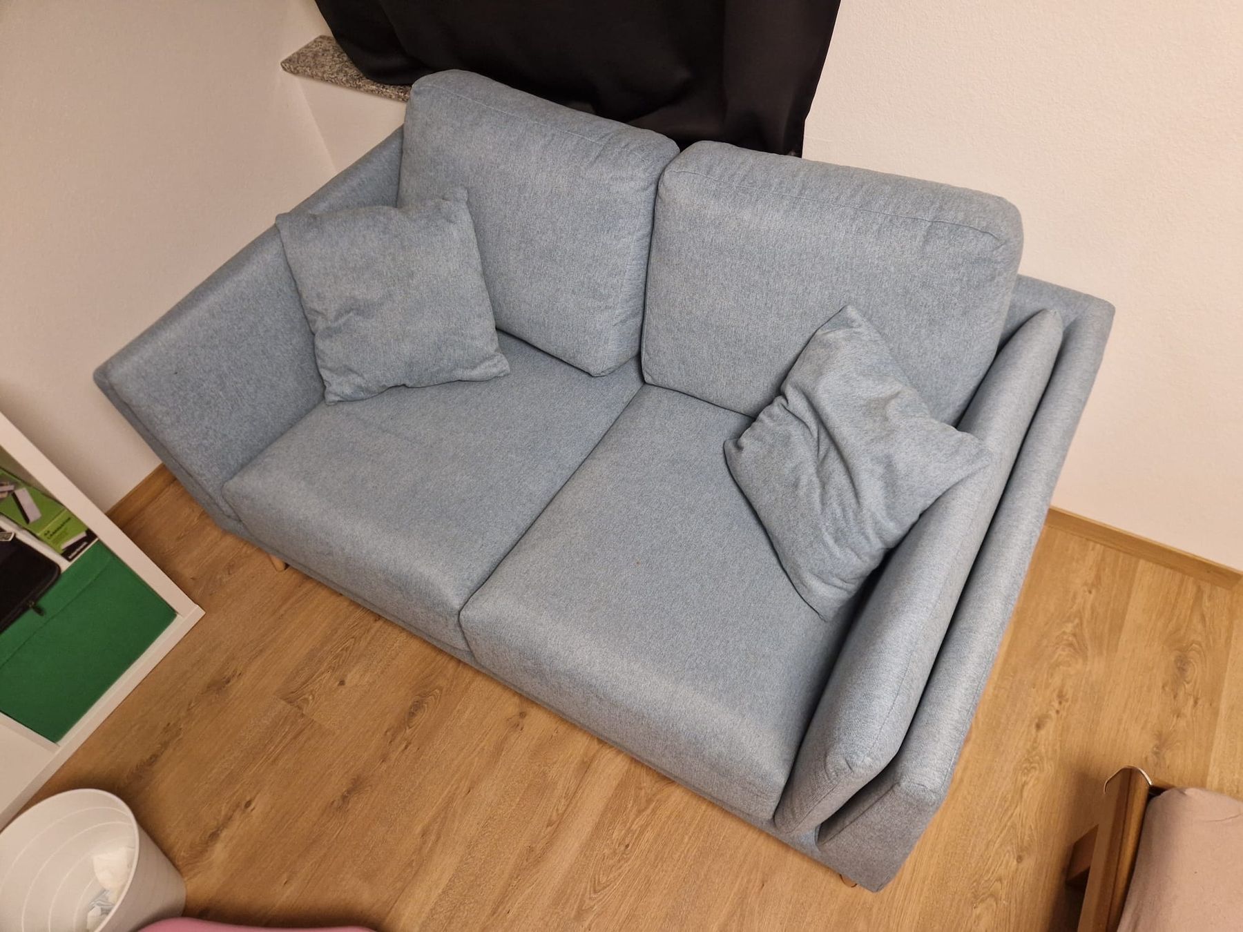 Conforama Divani: kleines blaues Sofa – Usato da Willisau venduto da ani2305