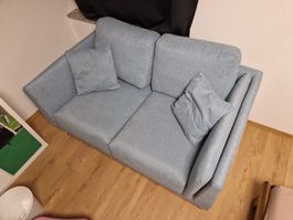 kleines blaues Sofa