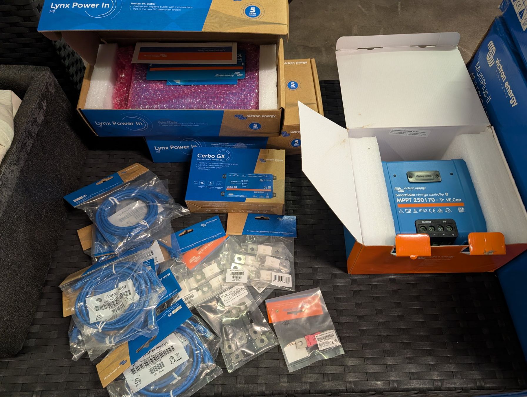 Victron Wechselrichter: Victron 3-Phasen-System Multiplus 2 48/5000, Komplettset – Neu und originalverpackt aus Hallwil von simonw1 1