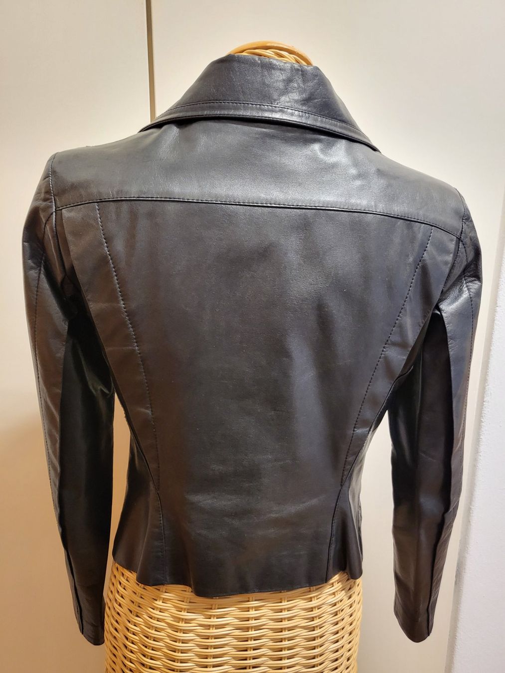 Vestes: Blouson en cuir noir – D'occasion à Massagno par car_fj8m 1