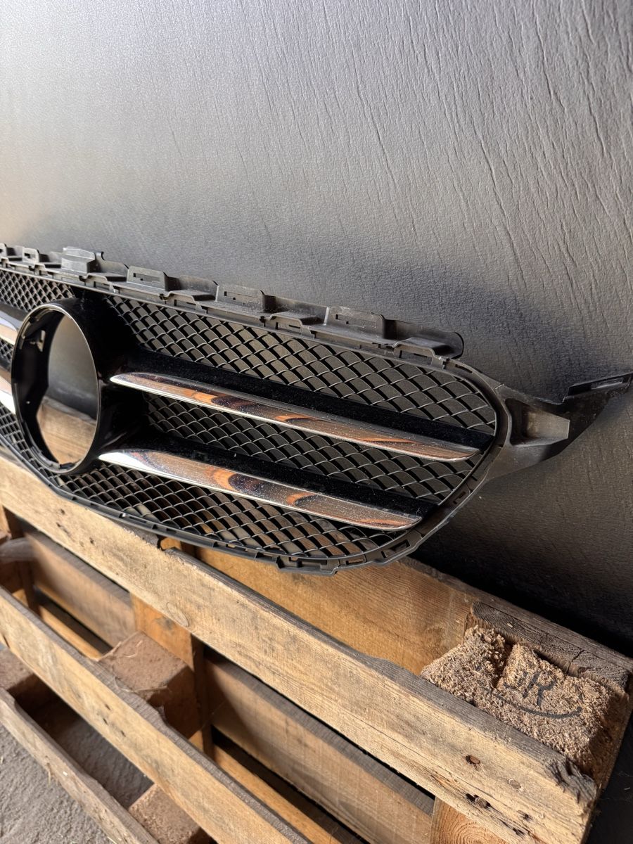 Mercedes-Benz Tutti pezzi di ricambio auto: Mercedes W205 Grill vorne – Usato da Flawil venduto da BmwLoverM3 2