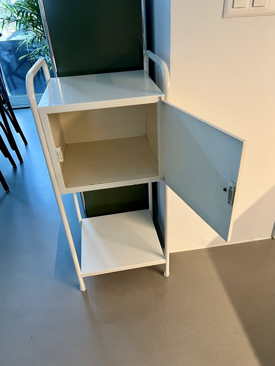 Comodini: Nachttisch, Beistellmöbel aus Metall – Usato da Wabern venduto da La-Vitrine 1