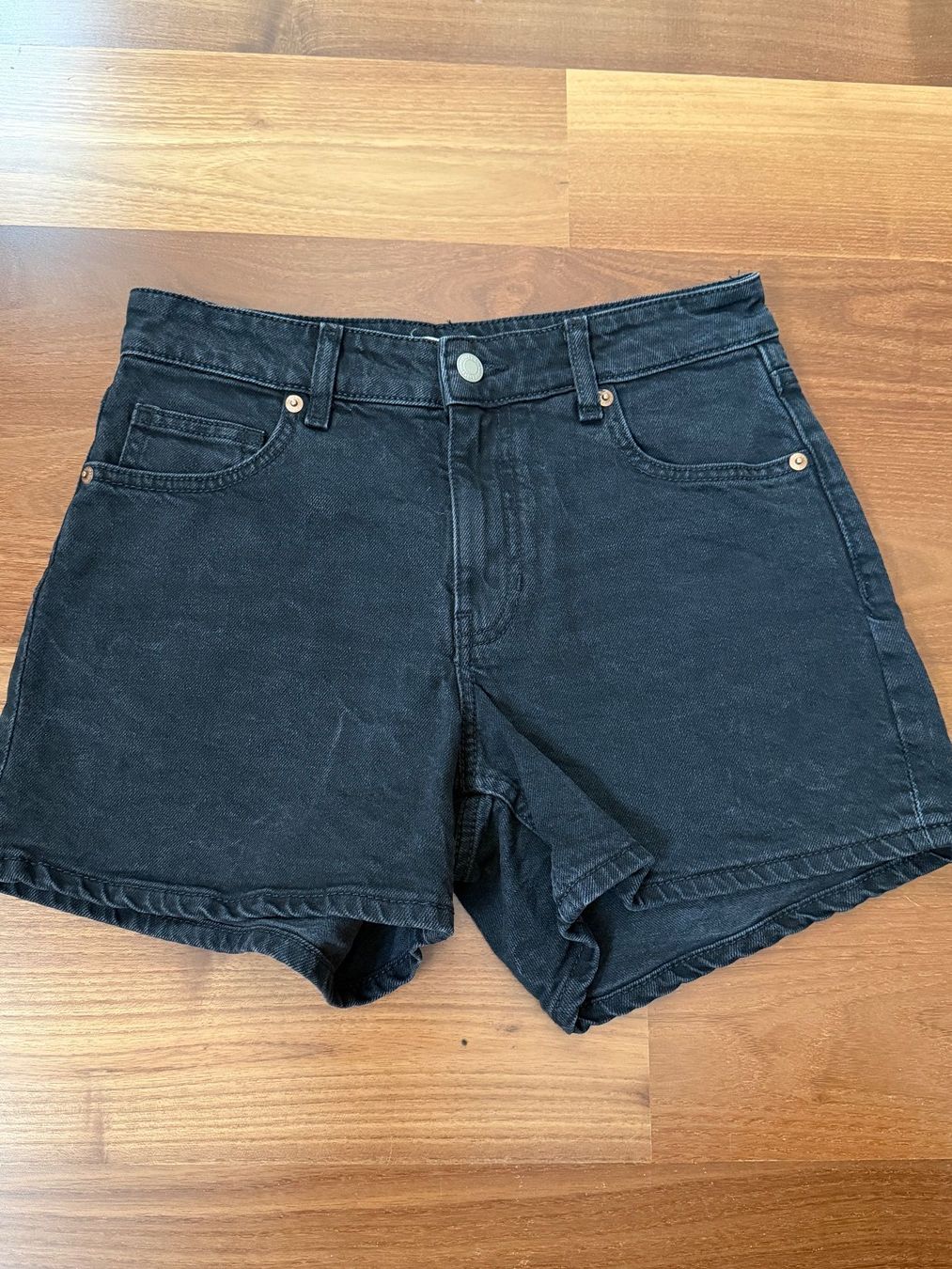 H&M Jeans: Jeans Shorts, H&M, Gr. 36, black – Nuovo (secondo la descrizione) da Biberstein venduto da Miana2