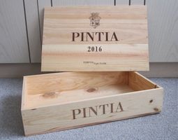 längliche Weinkisteaus Holz mit Deckel