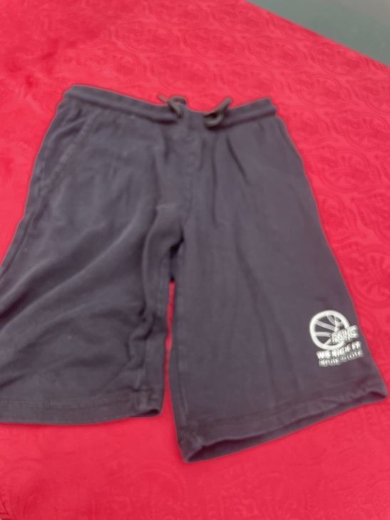 Hosen: Junge Shorts schwarz 146 – Gebraucht aus Bergdietikon von antovale