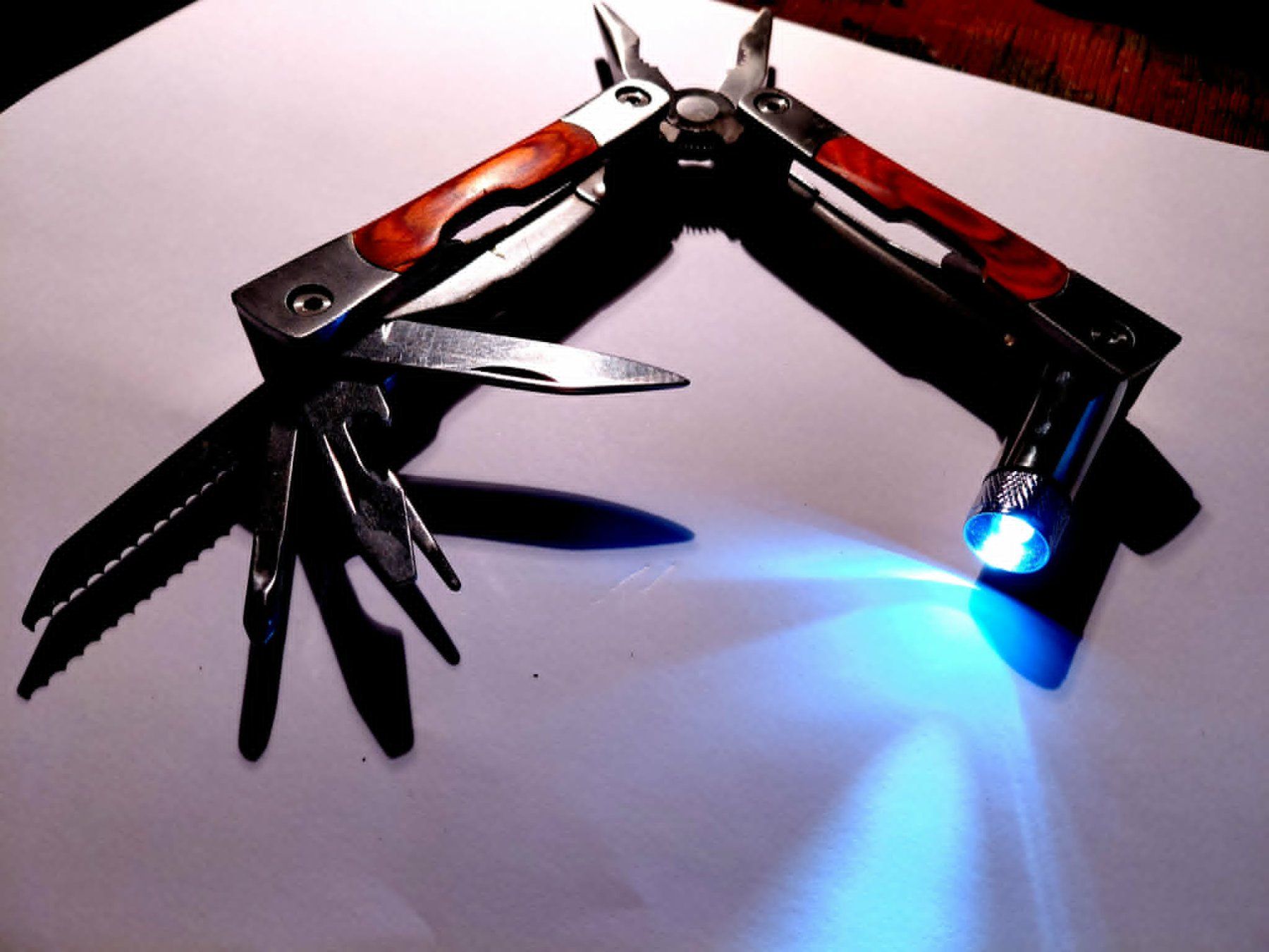 Coltelli tascabile: Das Profi-Multitool stark und massiv ‪/ + LED LAMPE – Nuovo e nell'imballaggio originale da Minusio venduto da graziano11