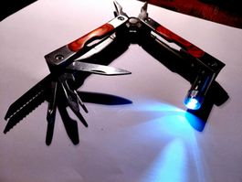 Das Profi-Multitool stark und massiv ‪/ + LED LAMPE