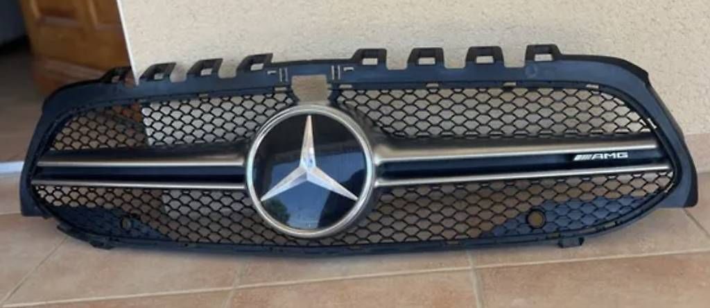 Toutes les pièces auto: Calandre Mercedes – D'occasion à Preverenges par Jojoa35