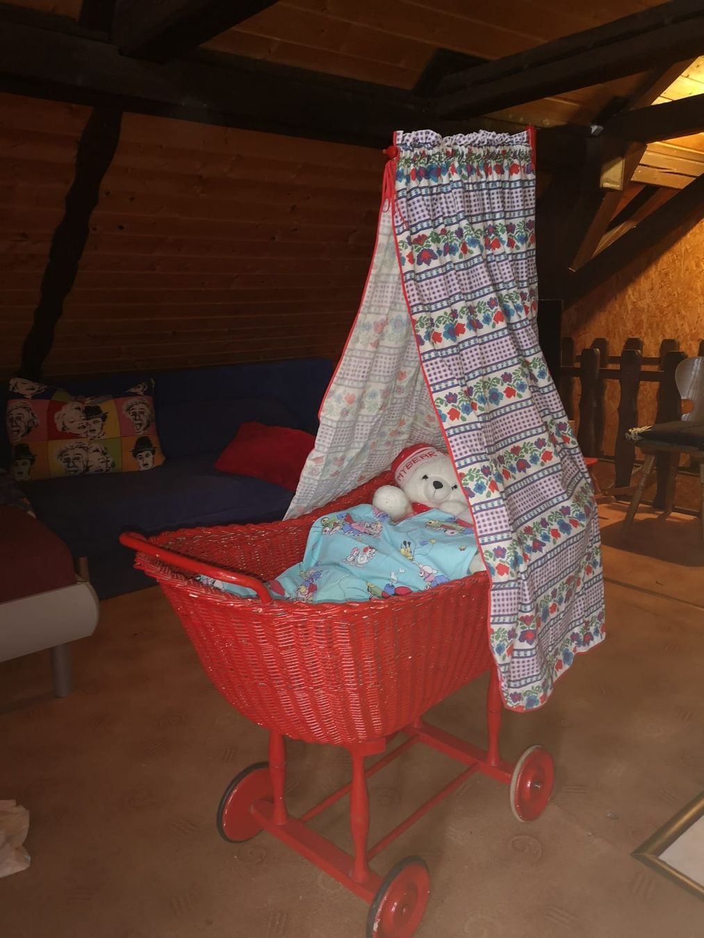 Culle: Vintage Babywiege mit Rädern.  Rot – Usato da Brüttisellen venduto da Miralaurea 1
