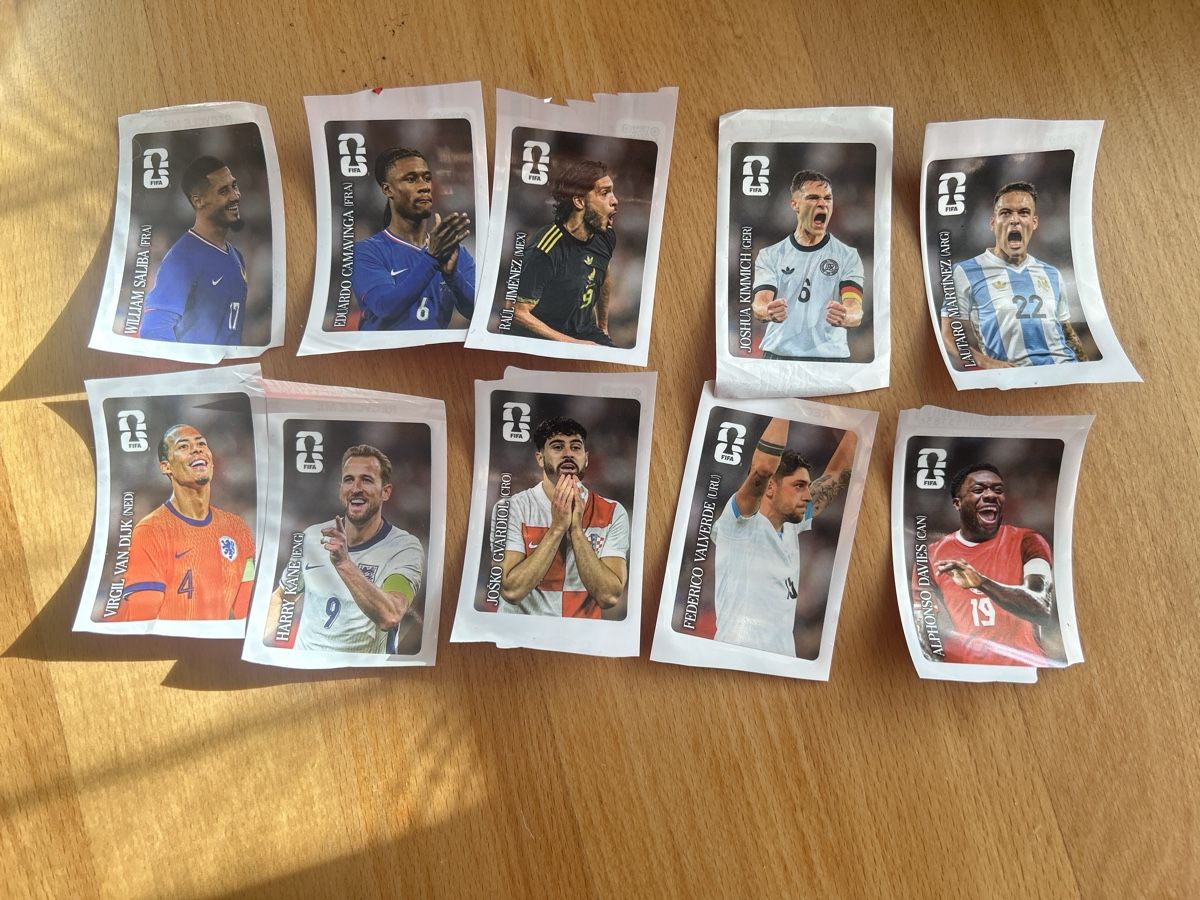 Panini Carte collezionabili: Panini Sticker Cola FWC 2026 – Nuovo (secondo la descrizione) da Magden venduto da tag_j2fz