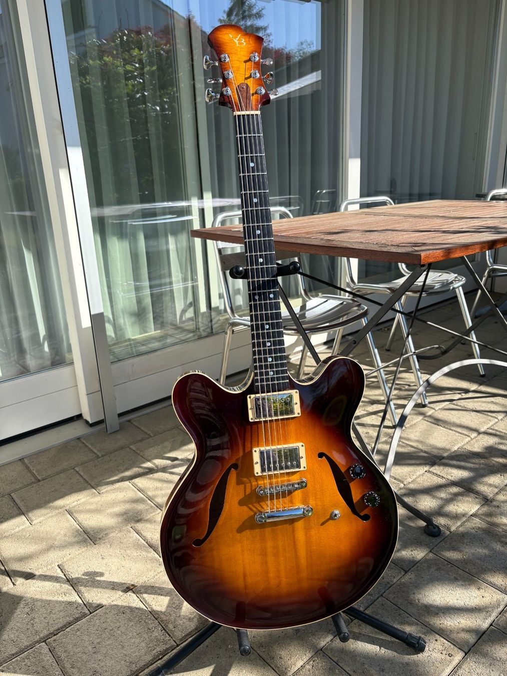 Strumenti musicali: Victor Baker Model 35 2010 Sunburst owned by Ed Cherry – Usato da Obfelden venduto da boletus03