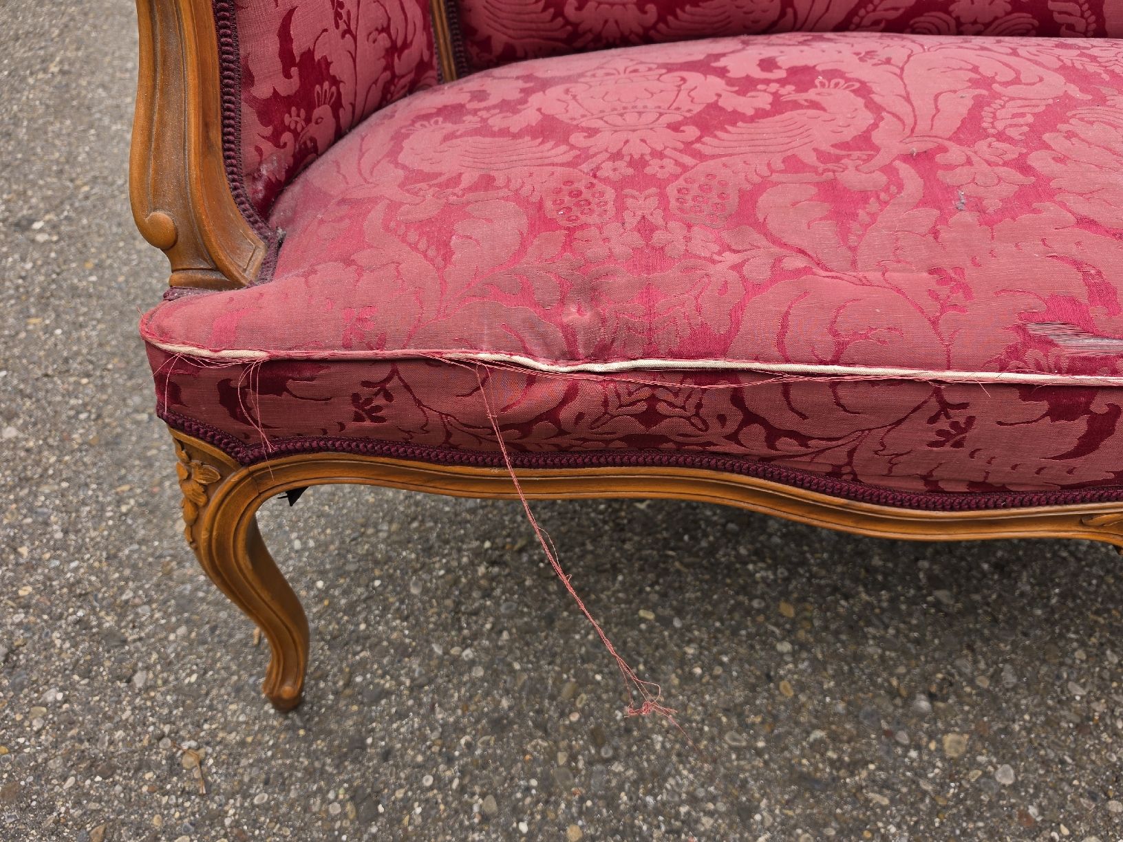 Divani: Restaurationsbedürftiges Sofa, antik, Holzgestell, rot  – Usato da Mettlen venduto da elios0888 7