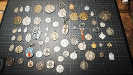 50ig Wunderschöne alte Anhänger diverse Materialien