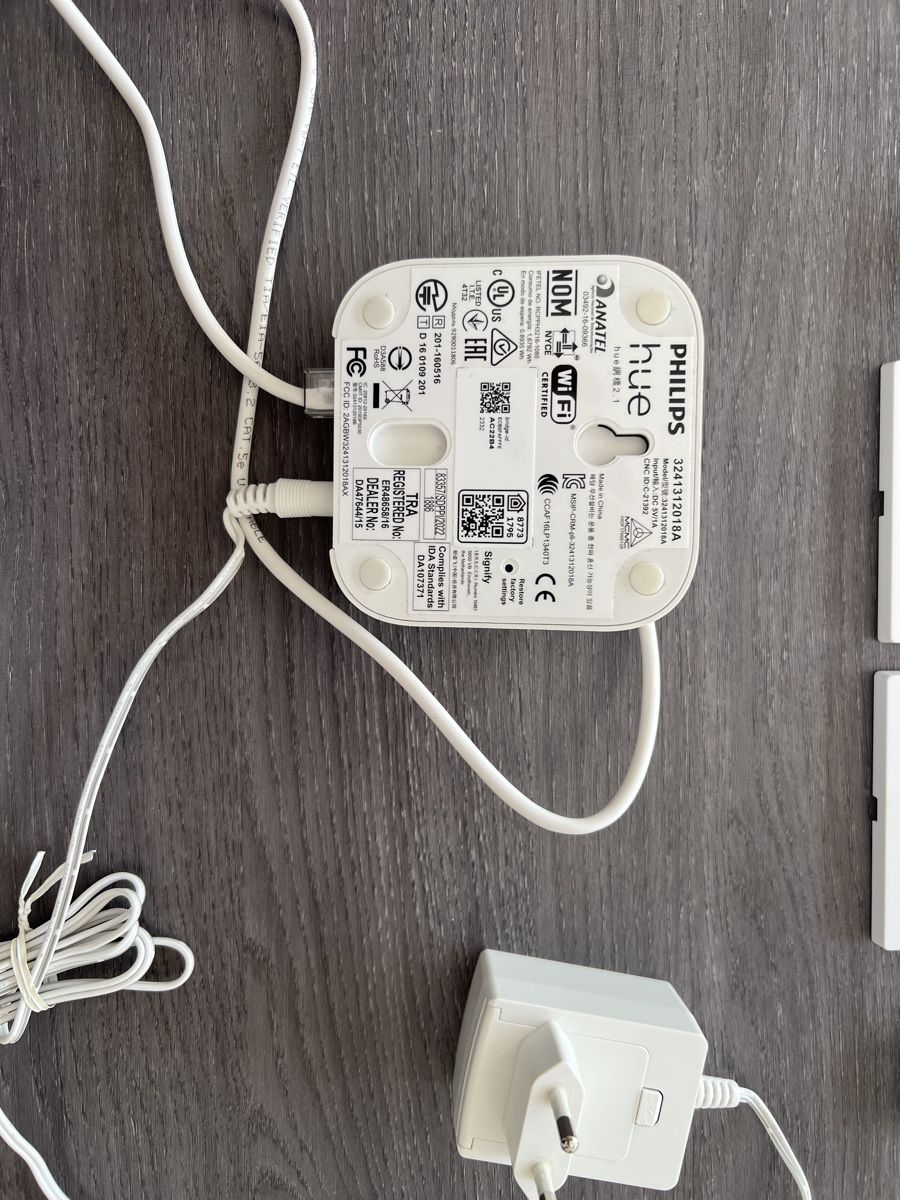 Philips Lampade: Philips Hue Set (Bridge, 2 Dimmschalter, Plug) – Usato da St. Gallen venduto da jil_d5rh 2