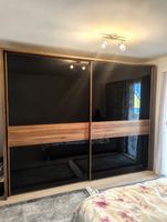 Kleiderschrank mit Spiegel- und Holztüren im guten Zustand