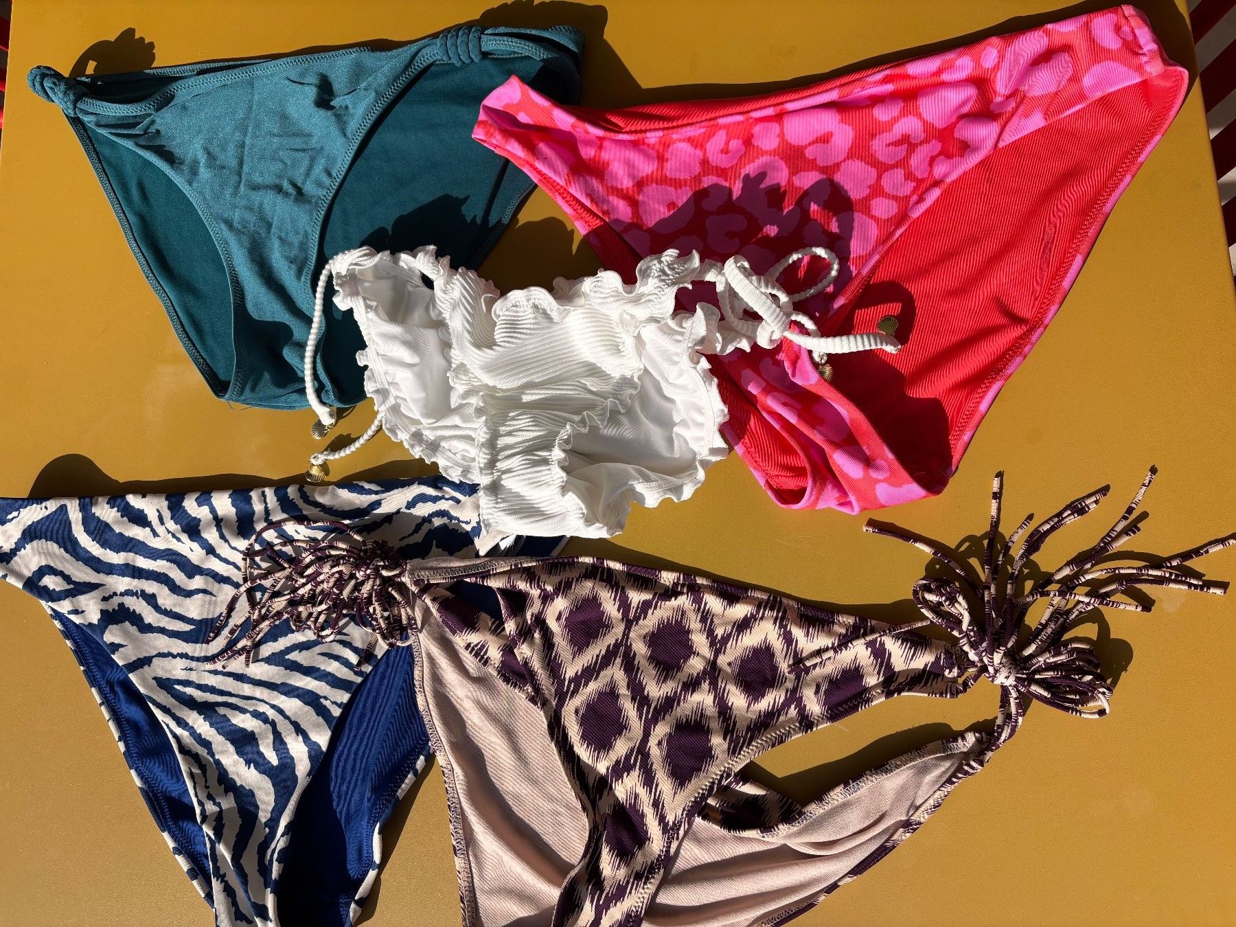 Lotti di vestiti: Set von 5 Bikini Unterteilen ca. Gr. M/L – Usato da Zürich venduto da missmodernage 2